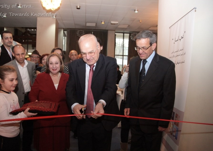افتتاح معرض د ليلى البسطامي جامعة البترا 17 2